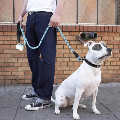 Laisse réfléchissante renforcée à poignée rembourrée utilisée en promenade avec un chien